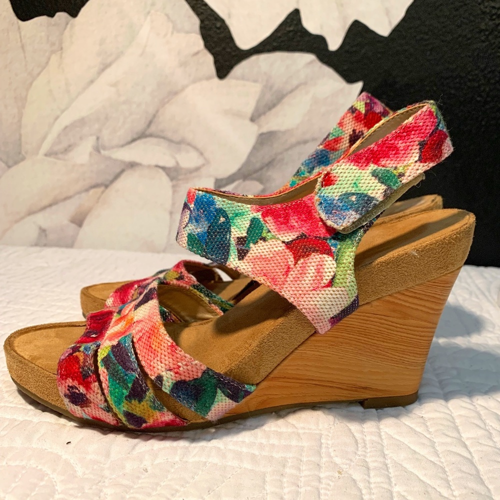 Women’s bright floral sandal wedge, adj strap sz 7.5 cottage core, Sundance vibe